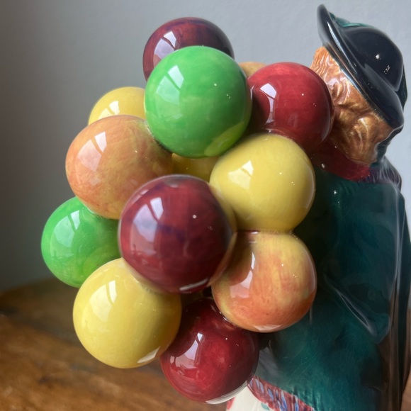 Royal Doulton HN583 “The Balloon Seller” Figurine - Picture 6 of 11